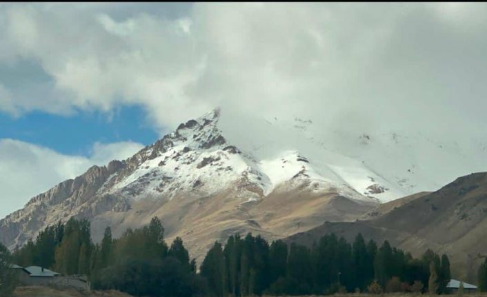 Başkale’de yüksek kesimlere kar yağdı