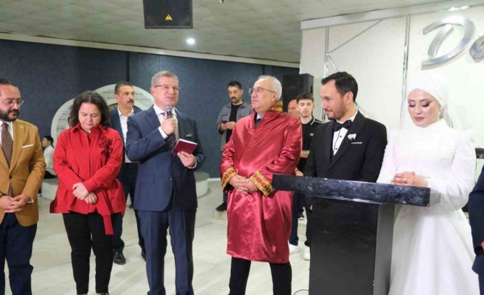 Başkan Arslan genç çiftin nikahını kıydı