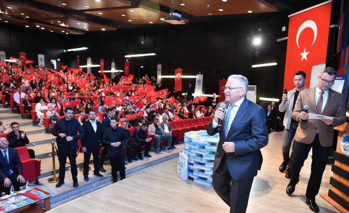 Başkan Büyükkılıç, Bakan Göktaş ile birlikte öğrencilere bin 782 kaynak kitap seti dağıttı