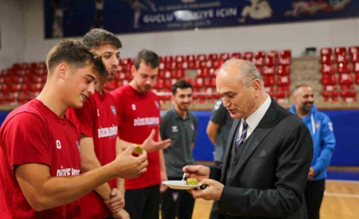 Başkan Faruk Özlü’den voleybolculara baklava ikramı