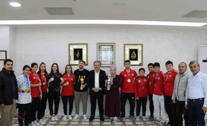 Başkan Koloğlu, Dünya ve Avrupa Şampiyonu haltercileri ağırladı