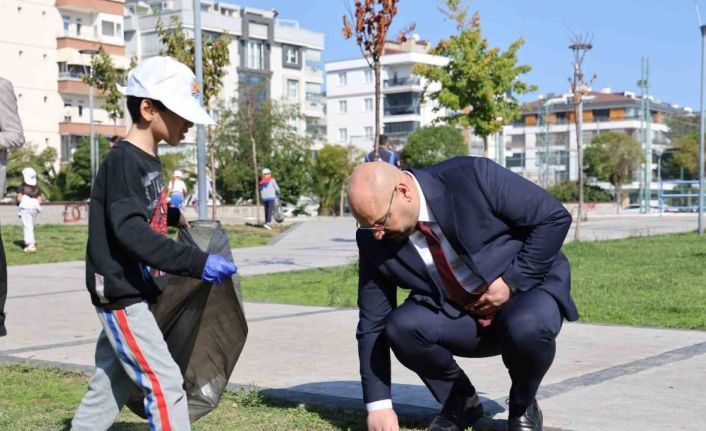 Başkan Türkel, öğrencilerle çöp topladı