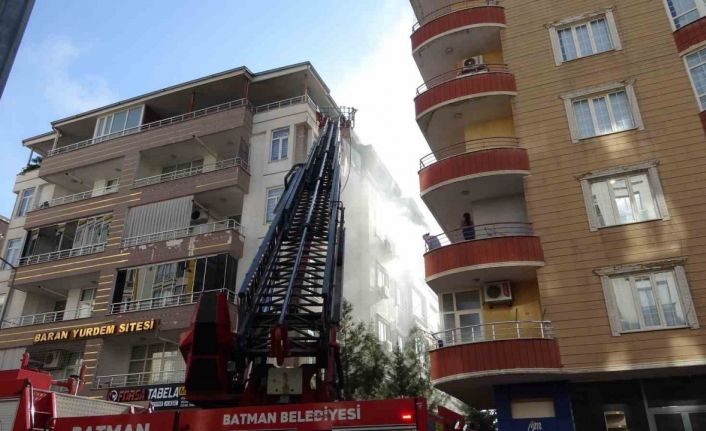 Batman’da bir evde çıkan yangında 4 kişi dumandan etkilendi