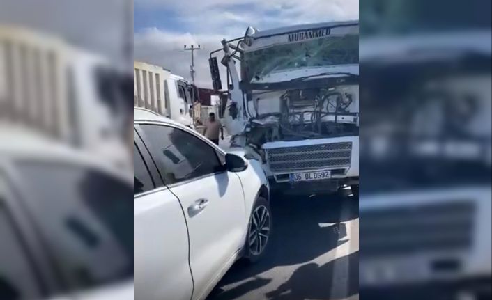 Batman’da hafriyat kamyonuyla iki otomobil çapıştı: 2 yaralı