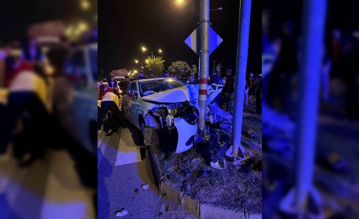 Batman’da otomobil trafik ışığı direğine çarptı: 3 yaralı