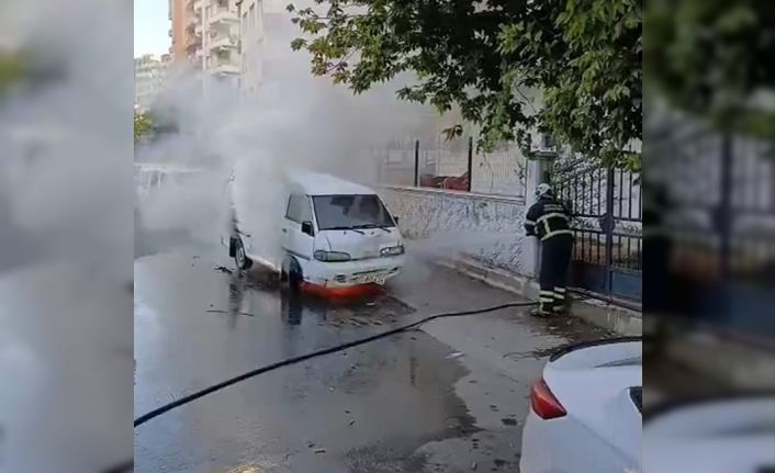 Batman’da park halindeki minibüs yandı