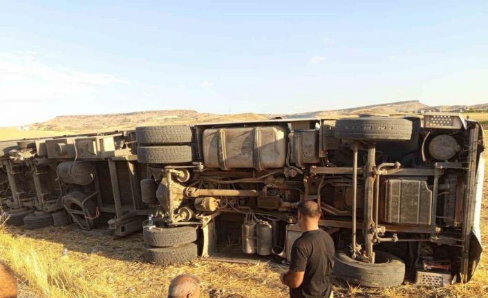 Batman’da saman yüklü tır yan yattı: 1 yaralı