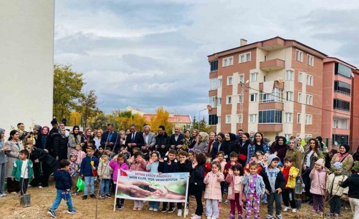 Bayburt’ta anaokulu öğrencileri fidanları toprakla buluşturdu
