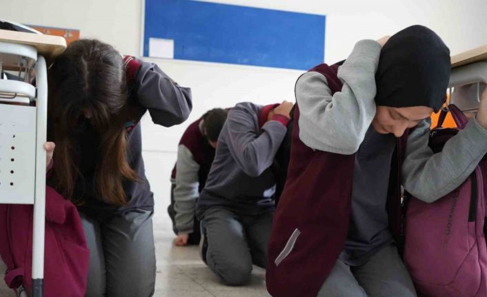 Bayburt’ta deprem tatbikatı: Öğrenciler hem öğrendi hem de uyguladı