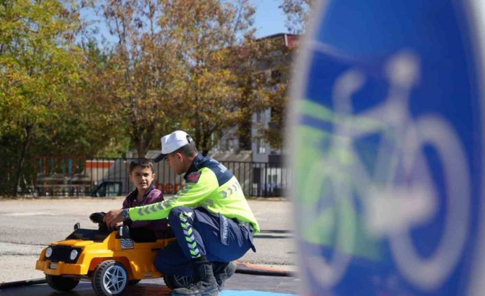 Bayburt’ta öğrencilere uygulamalı trafik dersi: Jandarma ile kuralları eğlenerek öğrendiler