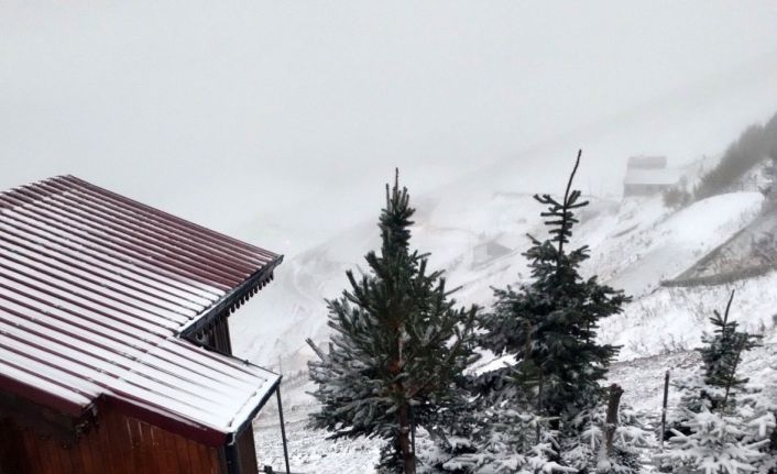 Bayburt’un yüksek kesimlerine kar yağdı