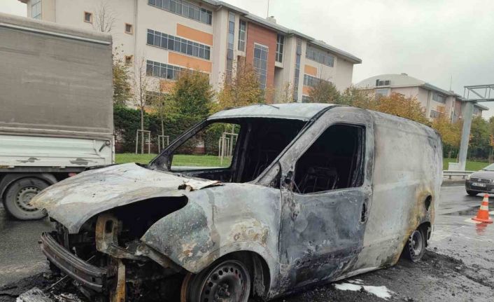 Bayrampaşa’da alev alev yanan araçtan geriye demir yığını kaldı