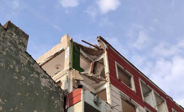 Bayrampaşa’da balkon çöktü: 2 araç kullanılmaz hale geldi