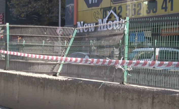 Bayrampaşa’da kamyon tramvay hattının demir korkuluklarına çarptı