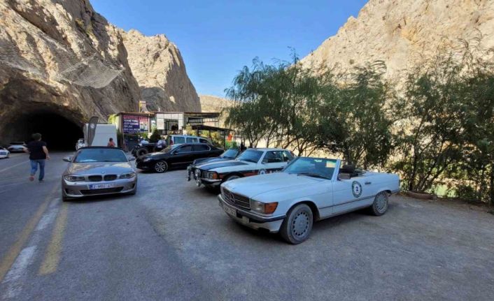 Belçikalı klasik araç tutkunları Kemaliye’de