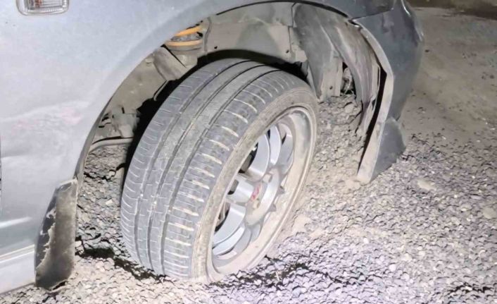 Belediye ve MEDAŞ’ın kazdığı çukurlar kapatılmayınca araçlar mahsur kaldı