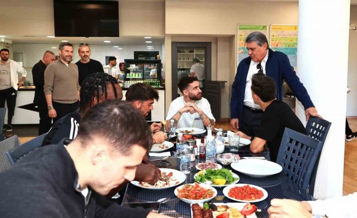 Beşiktaş Başkanı Serdal Adalı, Fenerbahçe derbisi öncesi futbol A takımıyla buluştu
