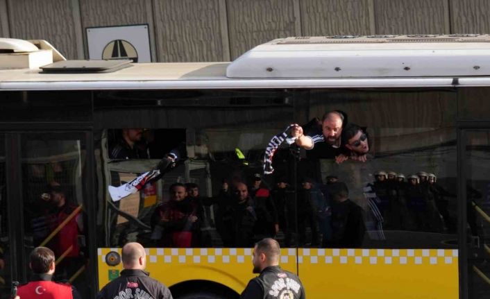 Beşiktaş taraftarı stadyuma geldi