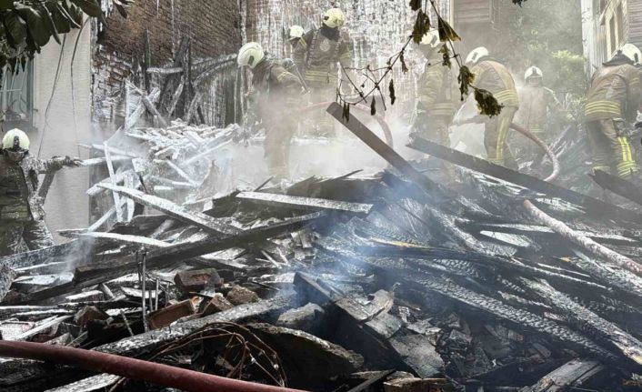 Beşiktaş’ta alevlere teslim olan 4 katlı ahşap binadan geriye enkaz kaldı