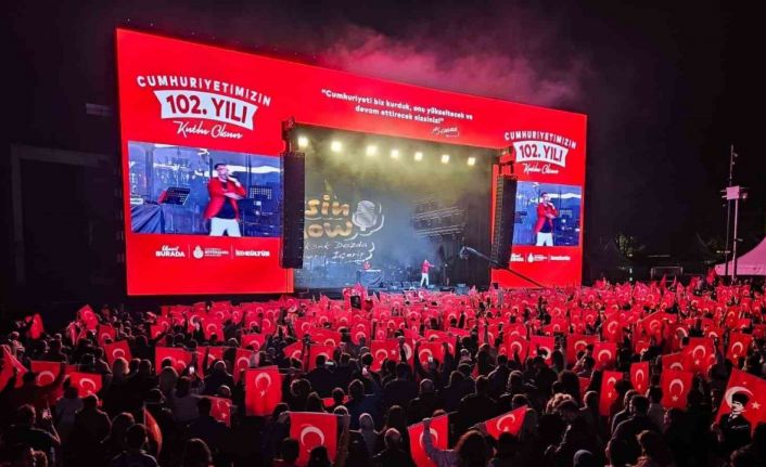 Beşiktaş’ta Cumhuriyet Bayramı kortej yürüyüşü ve konserle kutlandı