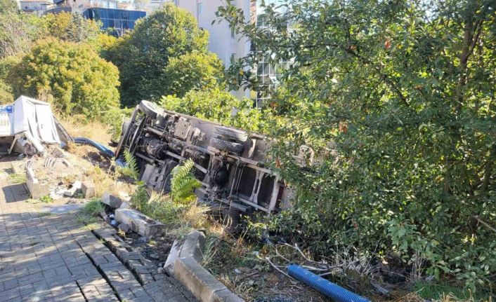Beşiktaş’ta sürücüsünün navigasyon yönlendirmesiyle yokuş aşağı inen tır kontrolden çıkarak boş araziye devrildi