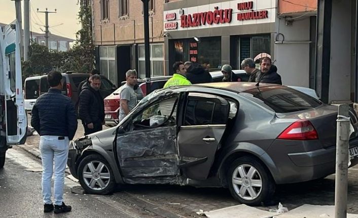Beton direğe çarpan otomobil sürücüsü yaralandı