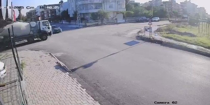 Beton mikseriyle otomobilin çarpıştığı kaza kamerada