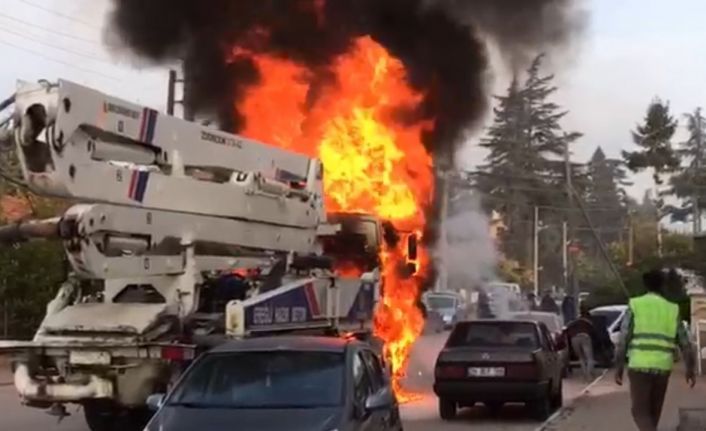 Beton pompası alev alev yandı, 2 otomobil zarar gördü