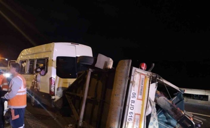 Beykoz’da seyir halindeki servis minibüsü devrildi: 3 yaralı