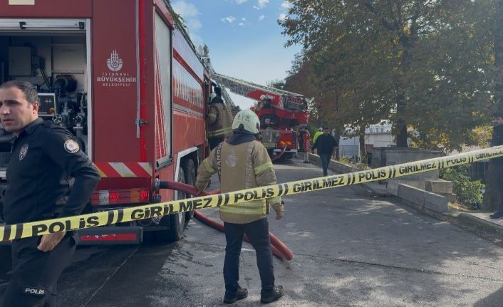 Beylikdüzü’nde fabrika alev alev yandı