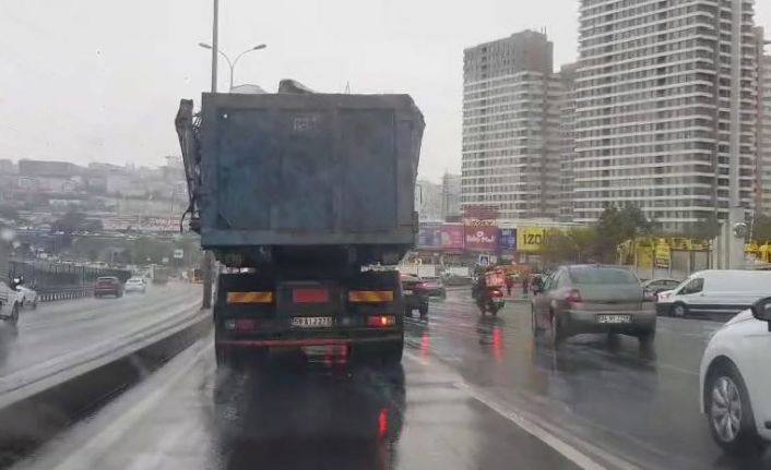 Beylikdüzü’nde hurda yüklü kamyonun tehlikeli yolculuğu kamerada