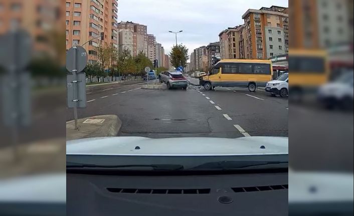 Beylikdüzü’nde kırmızı ışıkta geçen sürücü kazaya neden oldu: O anlar kamerada