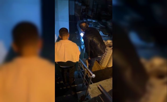 Beyoğlu’nda sağanak sonrası halı dükkanını su bastı