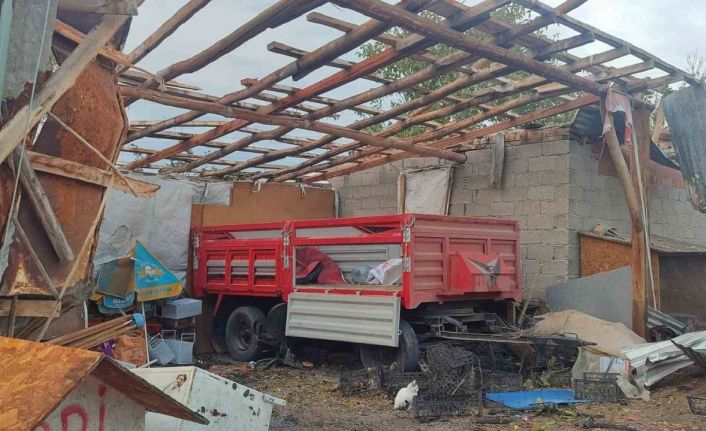 Beypazarı’nda fırtına çatıları uçurdu