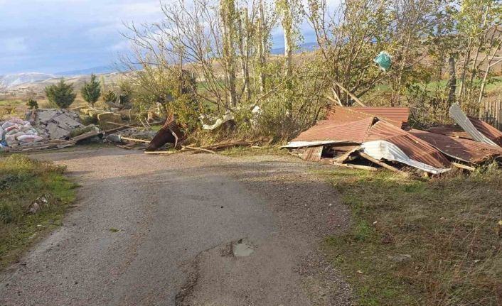 Beypazarı’nda fırtına nedeniyle ahırların çatıları uçtu
