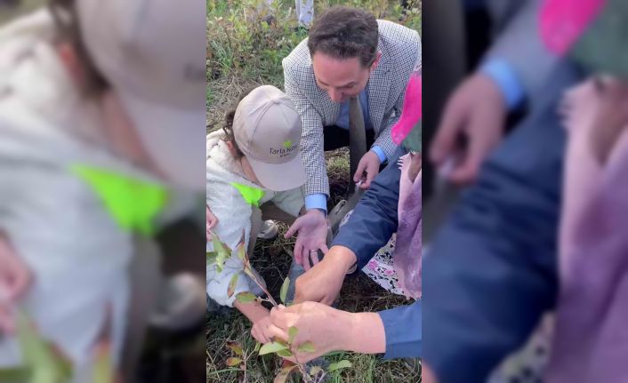 Biga’da öğrencilerle aronya toplama etkinliği