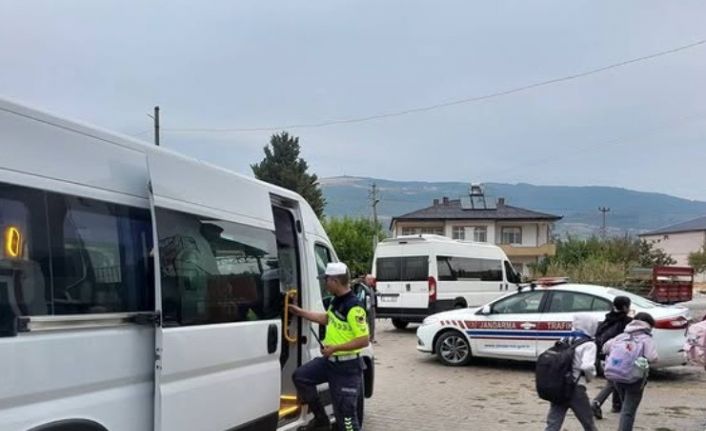 Bilecik jandarmasından okul servis araçlarına sıkı denetim