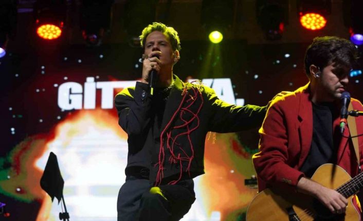 Bilecik’te sağanak yağışa rağmen binlerce kişi Madrigal konseriyle coştu