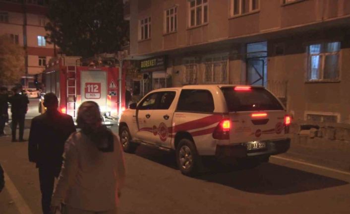 Binadaki fayans çatlağı paniğe neden oldu: bina sakinleri sokağa döküldü