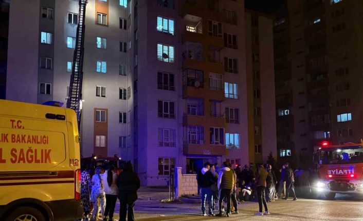 Binanın koridorunda yangın çıktı: Apartman sakinleri sokağa döküldü