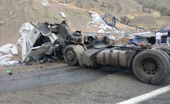 Bingöl’de tır devrildi: 1 yaralı