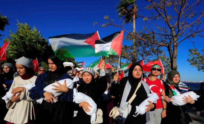 Binlerce Antalyalı Gazze için yürüdü