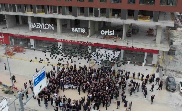 Binlerce mağdur gökyüzüne siyah balon bıraktı