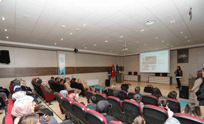 Bitlis’te "En İyi Narkotik Polisi Anne" semineri düzenlendi