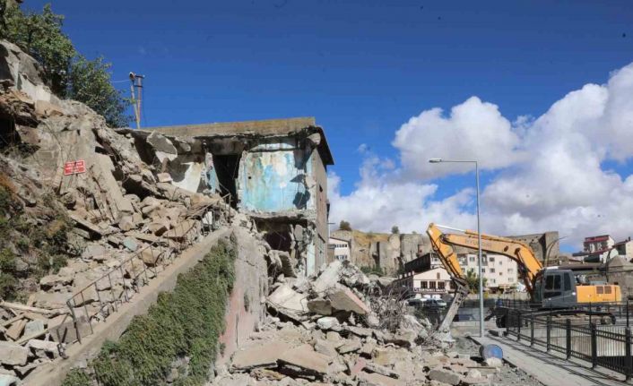 Bitlis’te metruk binalar yıkılıyor