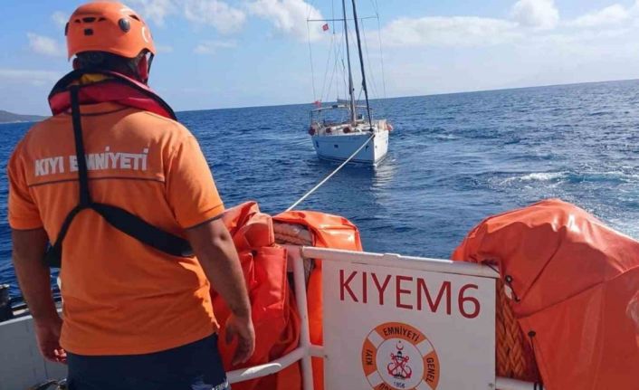 Bodrum’da makine arızası nedeniyle sürüklenen tekne kurtarıldı