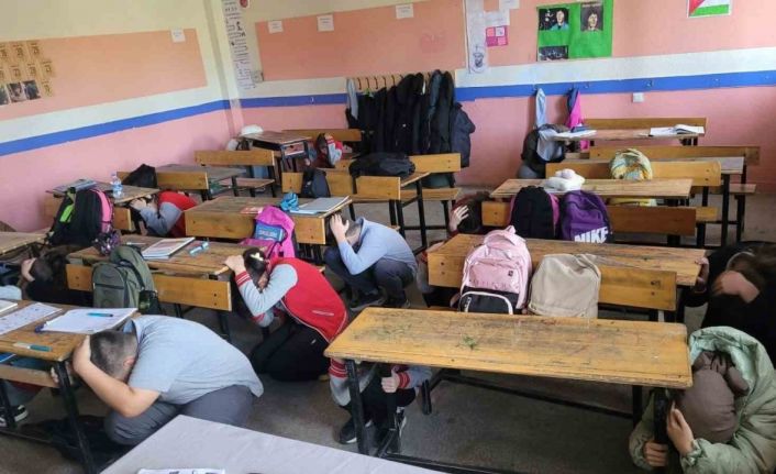 Bolvadin’de okullarda deprem ve tahliye tatbikatı