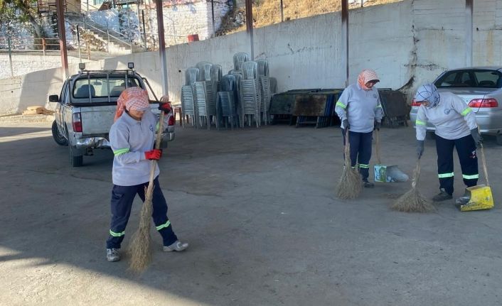Bozdoğan Belediyesi ekiplerinden cemiyet sonrası temizlik mesaisi