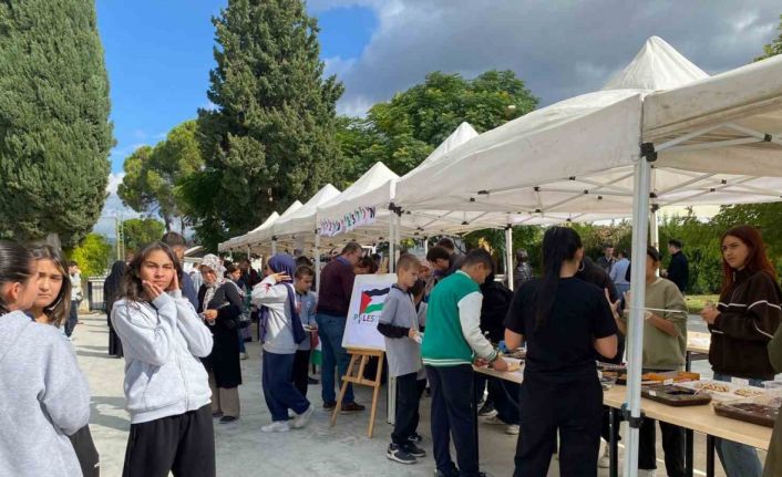 Bozkurt Anadolu İmam Hatip Lisesi öğrencileri, Gazze’ye destek amacıyla panayır düzenledi