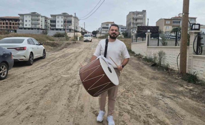 Bozuk yollara davulla maniyle tepki gösterdi